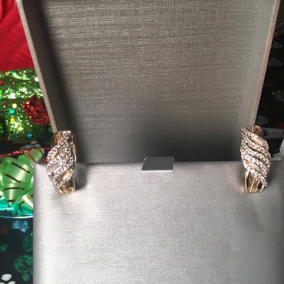 Stunning 10kt YG With 97 Diamonds😱 - Picture 2 of 7